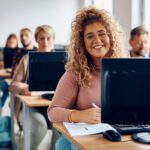 The Guardian: Si po i kapërcejnë shkollat online pengesat në arsim