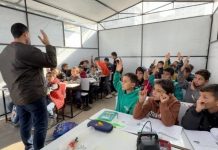 BBC: Fëmijët e Gazës rikthehen në shkollë, klasat brenda çadrave presin mbi 1000 nxënës