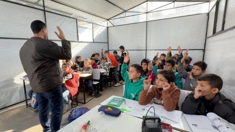 BBC  Fëmijët e Gazës rikthehen në shkollë  klasat brenda çadrave presin mbi 1000 nxënës