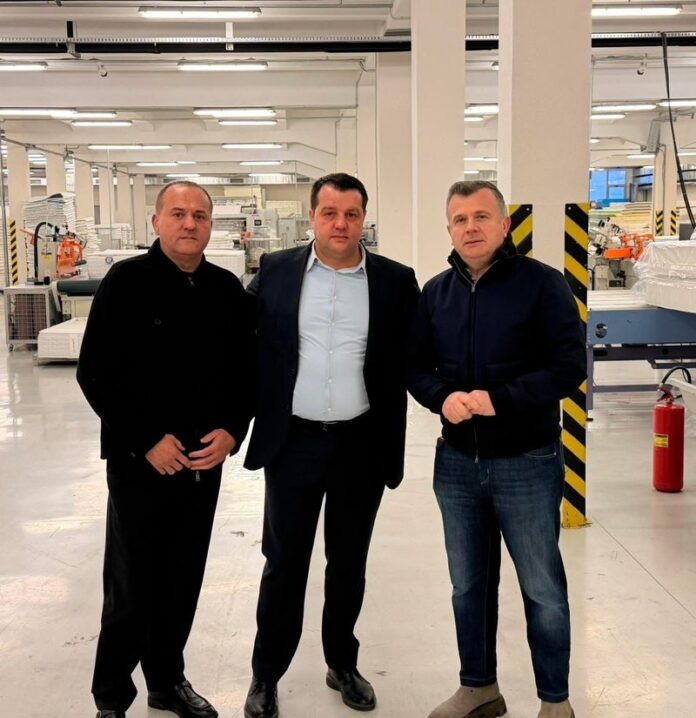 Balla viziton Devolli Group në Gjakovë pas zjarrit në fabrikën Comoditá  Dëm i madh për ekonominë e Kosovës dhe mbarë shqiptarisë