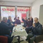 FOTO-LAJM/ Deputeti i PD-së meze e raki para proteste: Niset me 5 demokratë me 2 gishta për të rrëzuar qeverinë në Tiranë