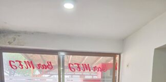 FOTO-LAJM/ Deputeti i PD-së meze e raki para proteste: Niset me 5 demokratë me 2 gishta për të rrëzuar qeverinë në Tiranë