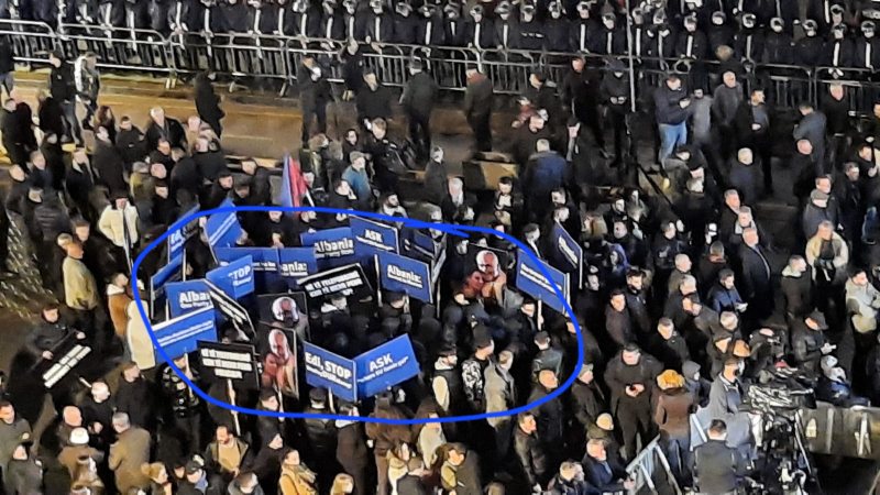 Nga podiumi i protestës Berisha inkurajon militantët që të hedhin molotovë drejt Kryeministrisë