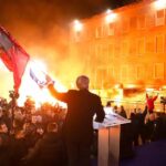 FOTO-LAJM: Berisha si Neroni, zjarr e flakë, veç të kthehem edhe një herë