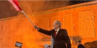 Protesta madhështore e Berishës përballë demokratëve
