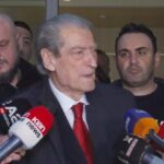 Sulmuan me molotov Policinë, Berisha: Kërkoj lirimin e 25 demonstruesve më paqësorë që ishin sot