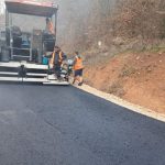 Rama ndan pamjet: Hidhet shtresa e parë asfaltike! Lura magjike, së shpejti e arritshme përmes rrugës së re!