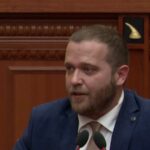 Ardit Bido sulmon Berishën nga Kuvendi: Gënjeve në Strasburg për librat e shkollës dhe nxive Shqipërinë