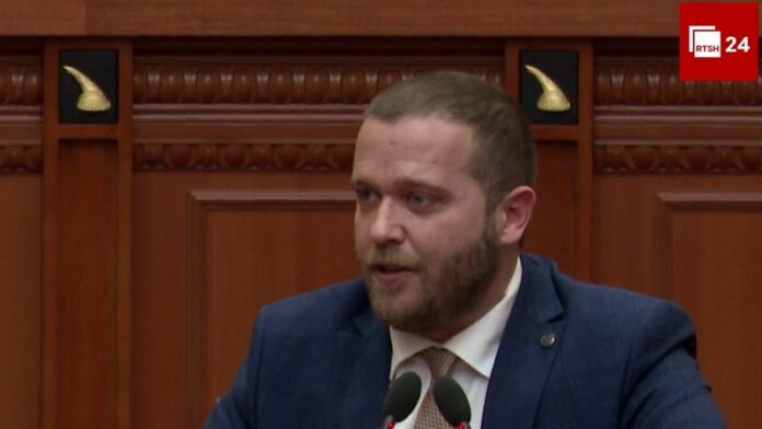 -800-0-b9202cefbe9f498ec5b50ceb754c28aa