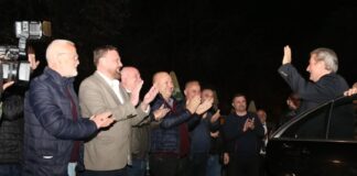 PD-ja nuk rregullohet duke kritikuar ata rrotull dhe shfajësuar Berishën