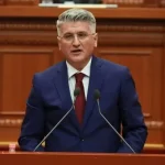 Gjekmarkaj: Kronikë e gurrë në vargje për këta të uruar kolegë!