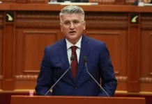 Gjekmarkaj: Kronikë e gurrë në vargje për këta të uruar kolegë!