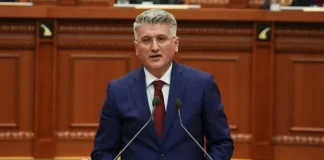 Gjekmarkaj: Kronikë e gurrë në vargje për këta të uruar kolegë!