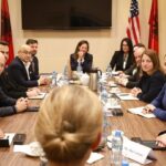 E ngarkuara me Punë e SHBA takohet me deputetët e rinj të PS e PD, ambasada: Forcojmë bashkëpunimin mbi prioritetet e përbashkëta