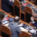 Mungesa e Sali Berishës në Kuvend, ja kush e merr në dorë drejtimin e opozitës. Çfarë nuk u pa nga seanca