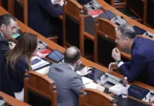 Mungesa e Sali Berishës në Kuvend, ja kush e merr në dorë drejtimin e opozitës. Çfarë nuk u pa nga seanca