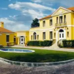 Protesta e opozitës para Kryeministrisë/ Ambasada amerikane thirrje qytetarëve të saj: Qëndroni vigjilentë, shmangni…