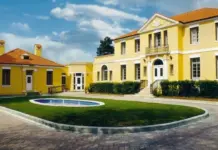 Protesta e opozitës para Kryeministrisë/ Ambasada amerikane thirrje qytetarëve të saj: Qëndroni vigjilentë, shmangni…