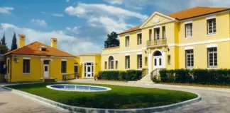 Protesta e opozitës para Kryeministrisë/ Ambasada amerikane thirrje qytetarëve të saj: Qëndroni vigjilentë, shmangni…