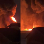 Digjen disa magazina në tregun e rrobave të përdorura në Tiranë, zjarri vijon aktiv. Në rrezik disa biznese përreth