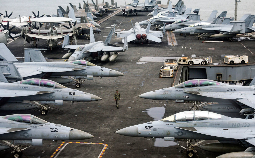 Armata e Trump  12 anije  avionë luftarakë dhe dy nëndetëse  Gjithçka gati për sulmin ndaj Iranit