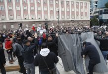 Kur çadra bëhet skenë, jo strategji politike