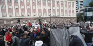 Kur çadra bëhet skenë, jo strategji politike