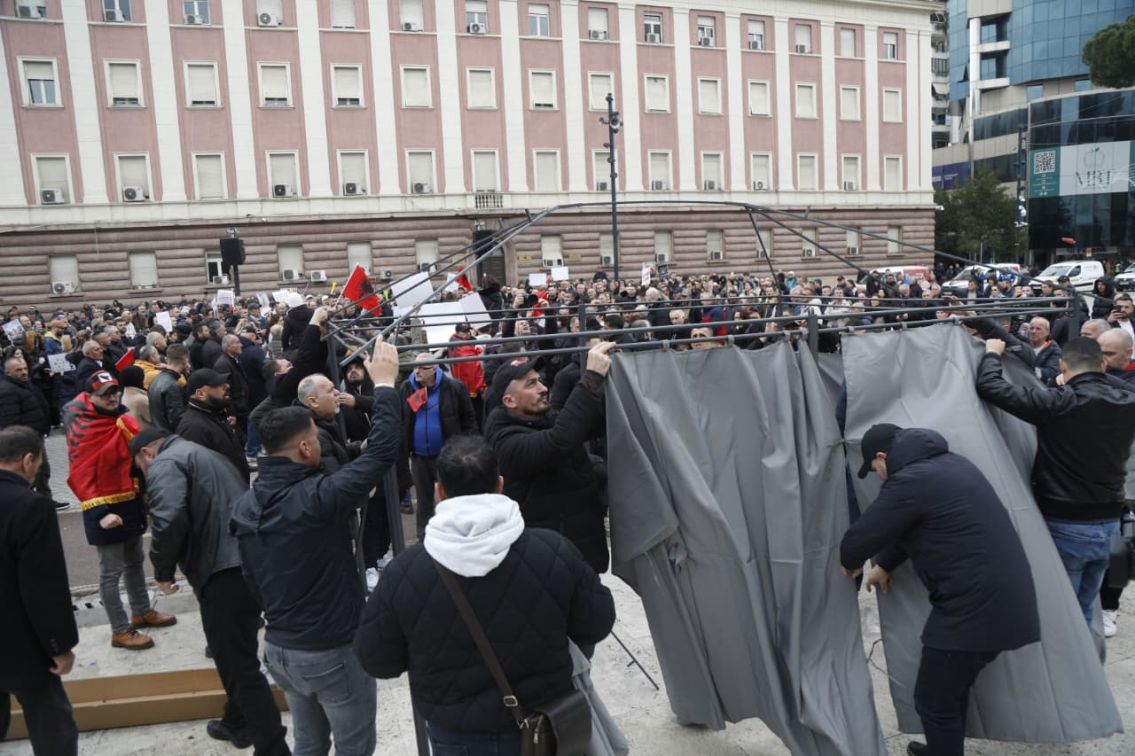 Kur çadra bëhet skenë  jo strategji politike