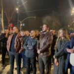 Fotolajm/ Berisha dhe Noka e kanë vetëpërjashtuar, Ervin Salianji me mbështetësit e tij në protestë
