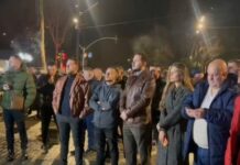 Fotolajm/ Berisha dhe Noka e kanë vetëpërjashtuar, Ervin Salianji me mbështetësit e tij në protestë