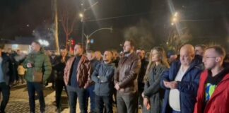 Fotolajm/ Berisha dhe Noka e kanë vetëpërjashtuar, Ervin Salianji me mbështetësit e tij në protestë