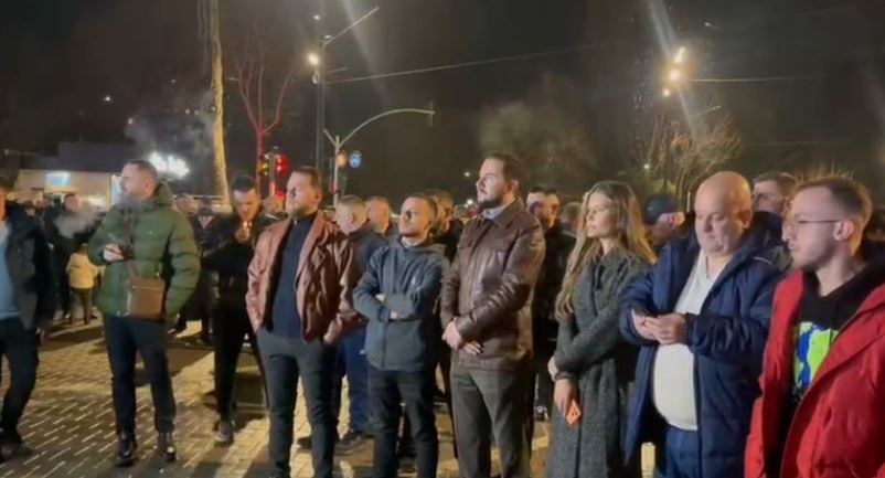 Fotolajm  Berisha dhe Noka e kanë vetëpërjashtuar  Ervin Salianji me mbështetësit e tij në protestë