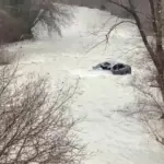 Ra me makinën që drejtonte në përrua dhe nuk e ndihmoi pasagjerin, arrestohet 24-vjeçari në Klos