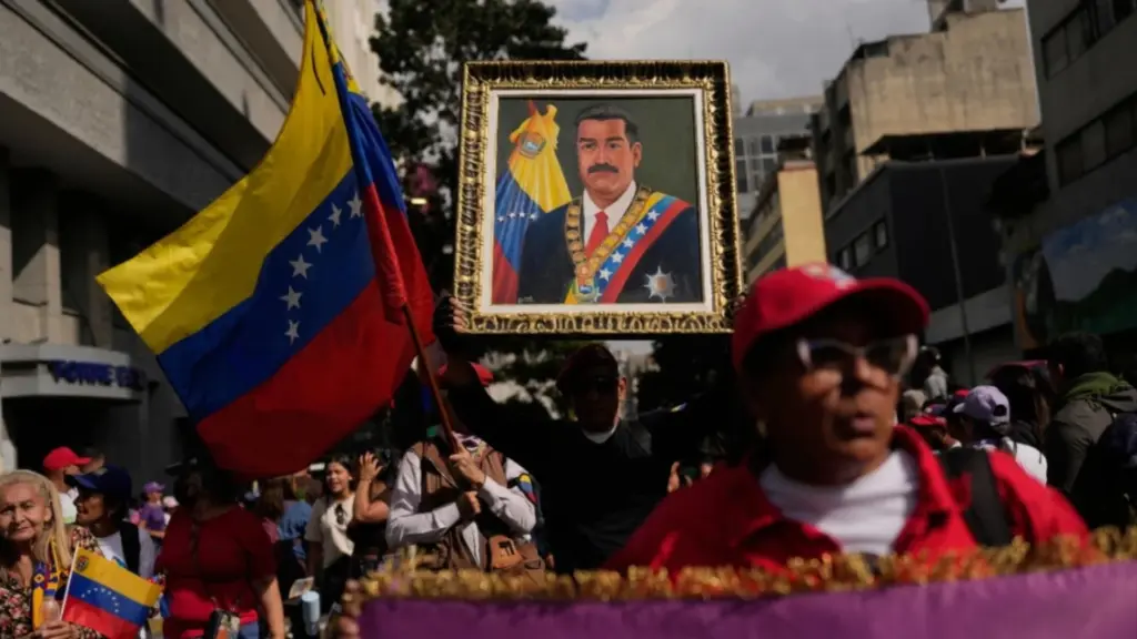 Mijëra njerëz mbushin rrugët e Karakasit  mbështetësit e Maduros kërkojnë kthimin e presidentit