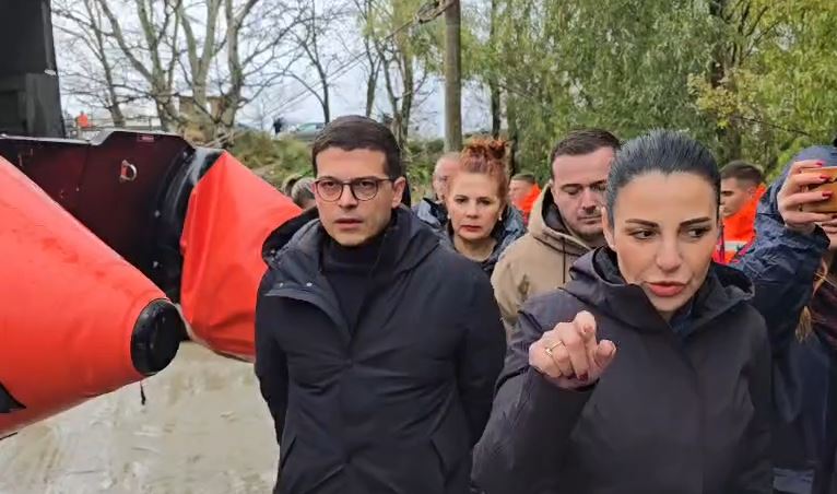 VIDEO  Balluku zbret në terren  shkon në Urën e Mifolit për operacionin e evakuimit në Novoselë