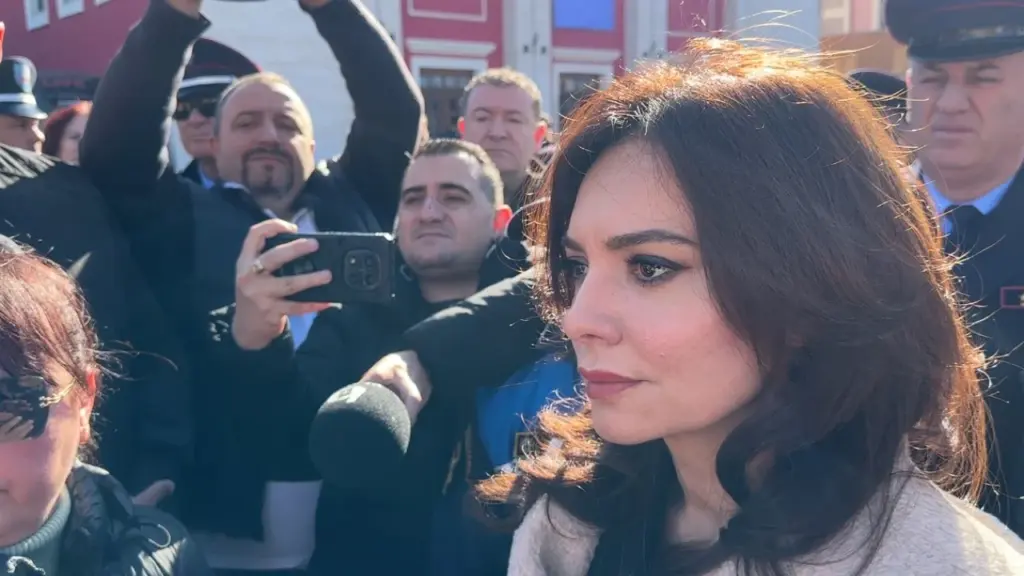 VIDEO  Spiropali ndërron rrugë për t i takuar dhe bashkëbiseduar  qytetarët vlonjatë e duartrokasin