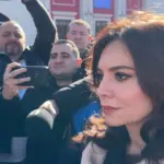 VIDEO/ Qytetarë të revoltuar për tregun në Vlorë protestojnë para aktivitetit, momenti kur Elisa Spiropali iu bashkohet për t’i dëgjuar