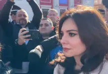 VIDEO/ Qytetarë të revoltuar për tregun në Vlorë protestojnë para aktivitetit, momenti kur Elisa Spiropali iu bashkohet për t’i dëgjuar