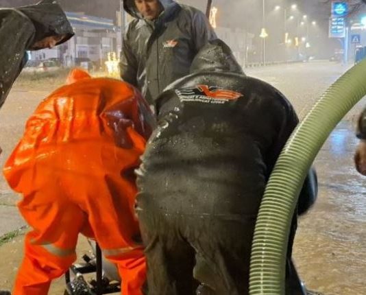Moti i keq përfshin vendin! Ministri Vengu: 100 efektivë, dhjetëra mjete e pompa janë angazhuar në Lezhë, Durrës dhe Gjirokastër