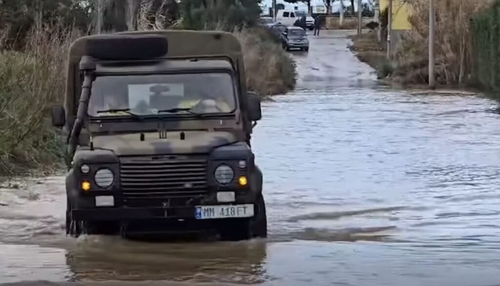 Forcat e Armatosura në terren pas reshjeve intensive  mbi 100 efektivë në ndihmë të qytetarëve