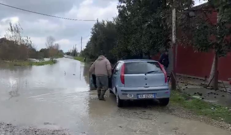 Vjosa del nga shtrati  Bllokohet aksi i vjetër Fier Vlorë  policia devijon qarkullimin