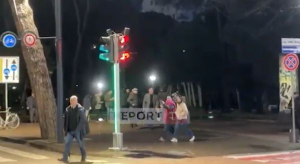 Protesta e PD zhvendos protestuesit e  Shqipëria Bëhet 