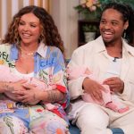 “Ndoshta nuk do të ecin kurrë”, këngëtarja rrëfen diagnozën e rrallë të vajzave binjake