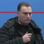 “Problemet e shtëpisë diskutohen në shtëpi”/ Djali i Sokol Olldashit ia thotë në sy Berishës: Ata që flasin në foltoren tonë janë ‘tapë’ të pirë, s’dinë ç’thonë