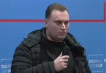 “Problemet e shtëpisë diskutohen në shtëpi”/ Djali i Sokol Olldashit ia thotë në sy Berishës: Ata që flasin në foltoren tonë janë ‘tapë’ të pirë, s’dinë ç’thonë