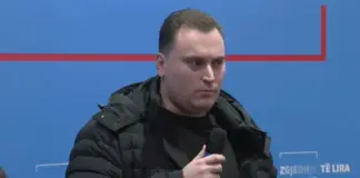 “Problemet e shtëpisë diskutohen në shtëpi”/ Djali i Sokol Olldashit ia thotë në sy Berishës: Ata që flasin në foltoren tonë janë ‘tapë’ të pirë, s’dinë ç’thonë