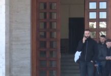 Studentet vajza më “smart” sesa djemtë/ Raporti: Kanë rezultate më të mira dhe mesatare më të lartë