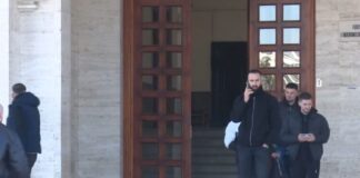 Studentet vajza më “smart” sesa djemtë/ Raporti: Kanë rezultate më të mira dhe mesatare më të lartë