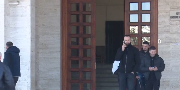 studentet-vajza-me-smart-sesa-djemte-raporti-kane-rezultate-me-te-mira-dhe-mesatare-me-te-larte