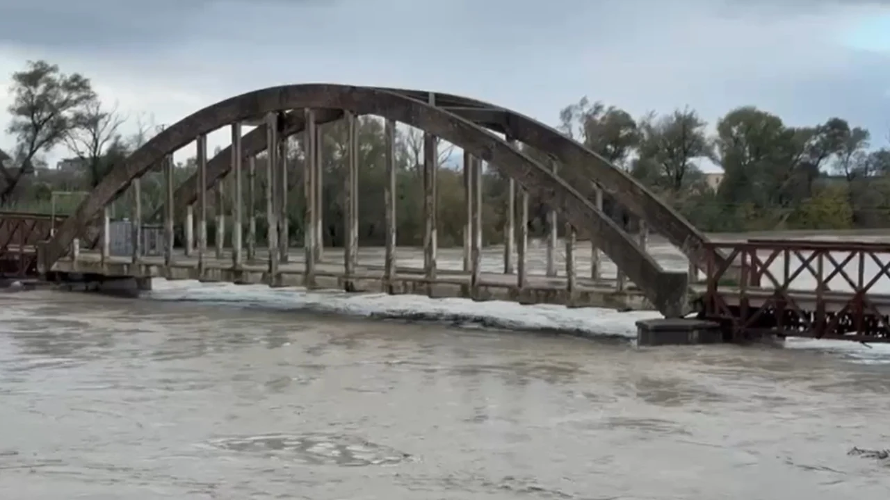 Situatë ALARMANTE në Vlorë  Vjosa gati kalimit të vijë së kuqe  Lumi tejkalon 9 metra